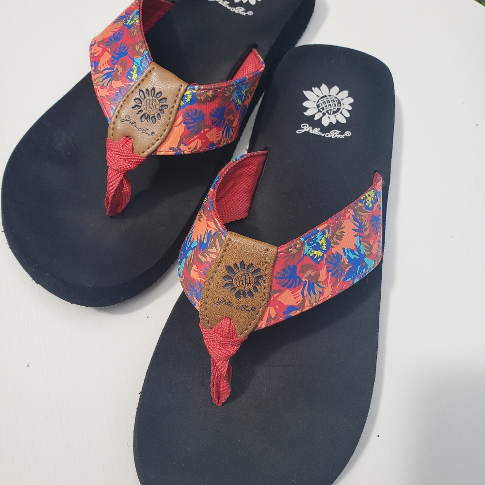Yellow Box Coral Floral Flip Flops. Size 9.